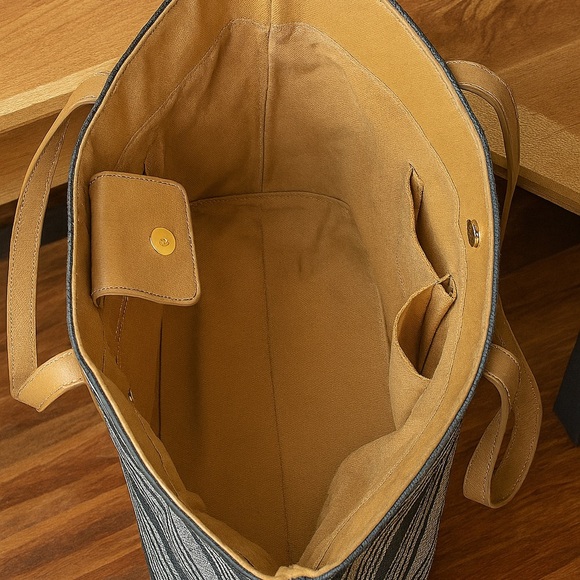 Kenneth Cole Reaction Women's Large Blue and White Striped Tote. - Picture 3 of 3